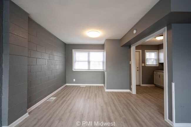 Building Photo - Cozy 2 Bedroom Apartment in Indianapolis w...