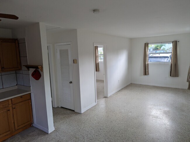 Large living room with lots of light - 425 N K St