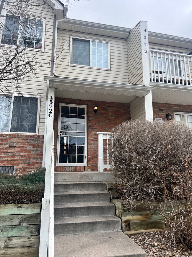 Foto del edificio - Beautiful townhome is Crown Point II!
