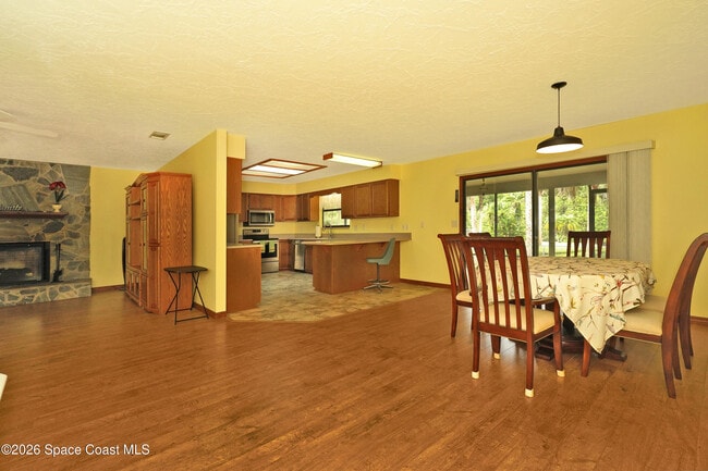 Building Photo - 670 Kings Way