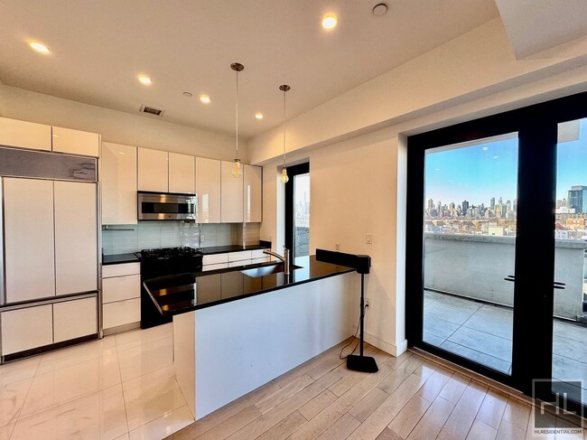 Building Photo - Stunning 2 bed, 2 bath PH with massive ter...