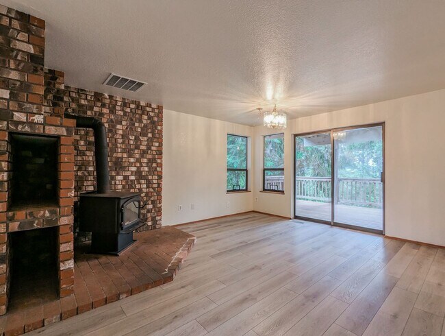 Foto del edificio - Move in ready 3 bedroom, 2.5 bath home wit...
