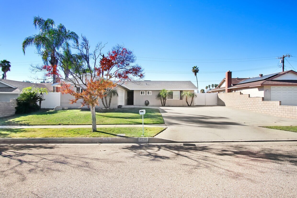 Foto principal - Available now this charming single-story 3B/2B in the City of Highland.