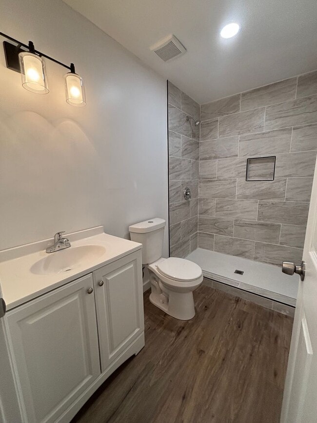 Building Photo - Move in Ready Luxury Renovated Spacious St...