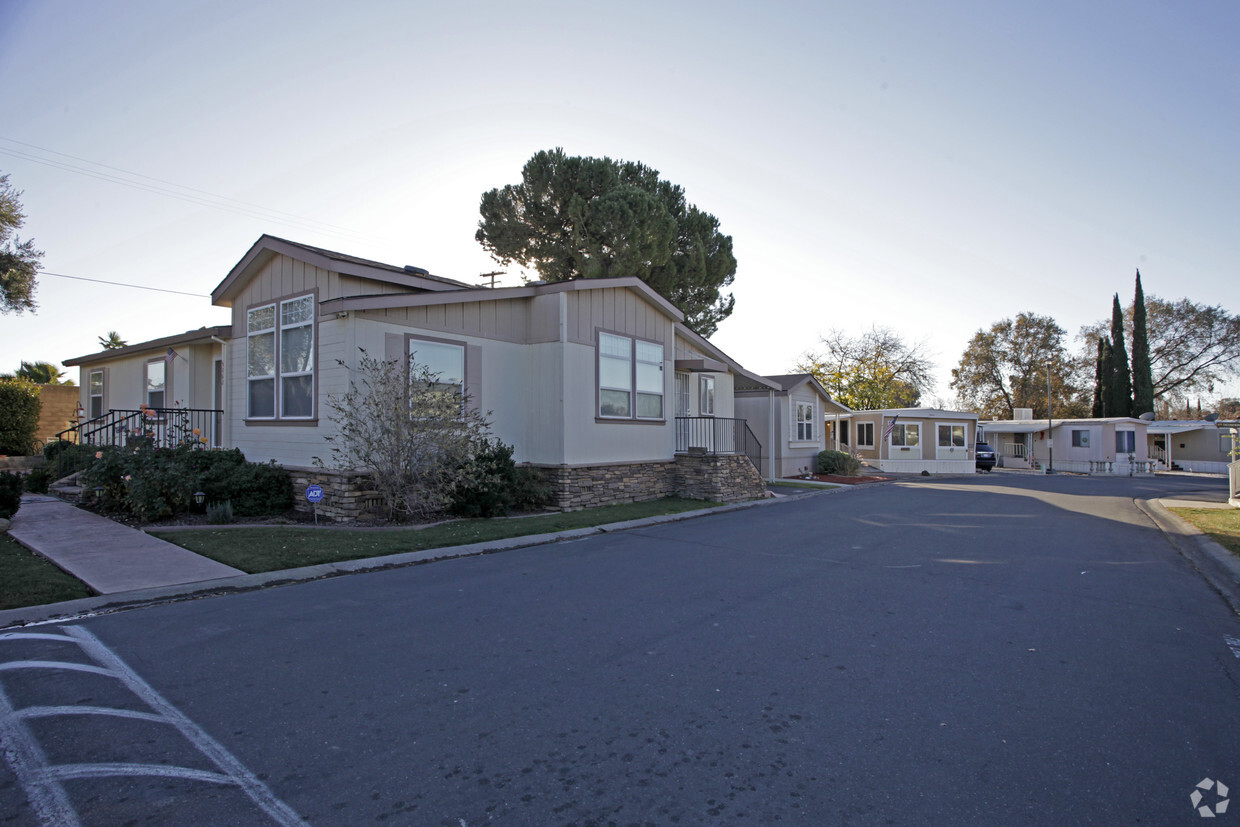 Building Photo - Fairway Estates