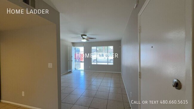 Foto del edificio - 3213 E Hartford Ave