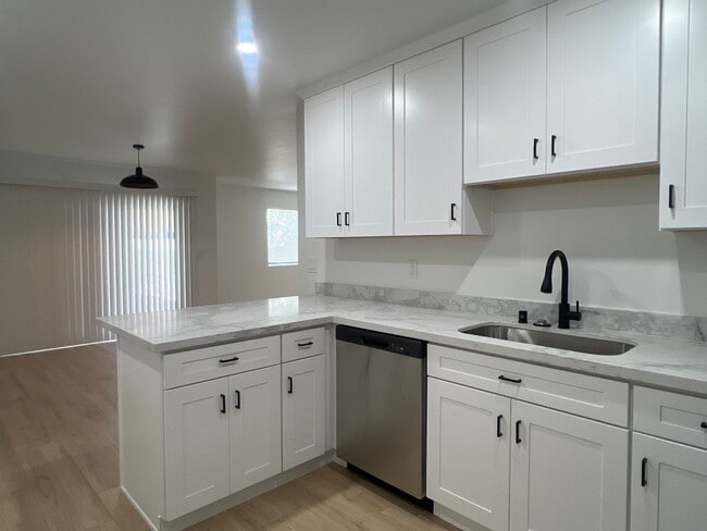 Building Photo - BEAUTIFULLY REMODELED 3 BEDROOM DUPLEX!!