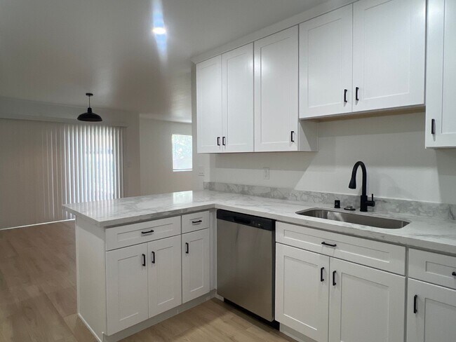 Foto del edificio - BEAUTIFULLY REMODELED 3 BEDROOM DUPLEX!!
