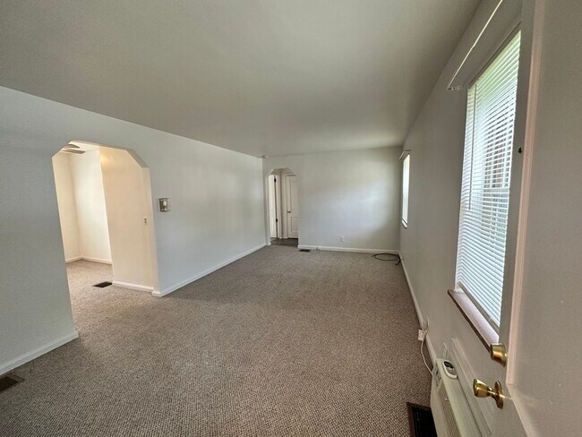 Building Photo - 2631 Bremont Ave