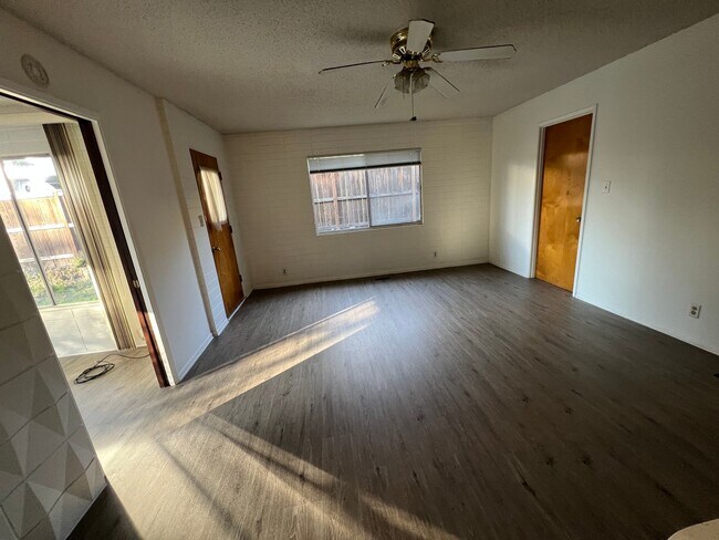 Foto del edificio - 3BED2BATH - GARAGE, DRIVEWAY, LARGE YARD, WASHER/DRYER HOOKUPS, BEAUTIFUL NEIGHBORHOOD