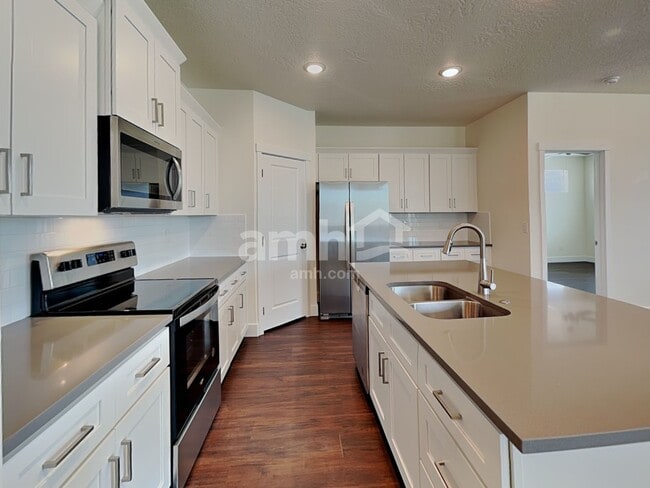 Building Photo - 3084 N Vigo Ave