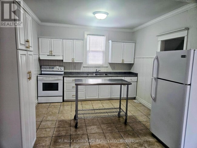 Building Photo - 2353 Main St