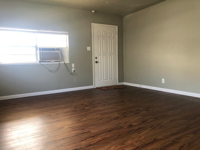 Building Photo - 109 N Uvalde Ave
