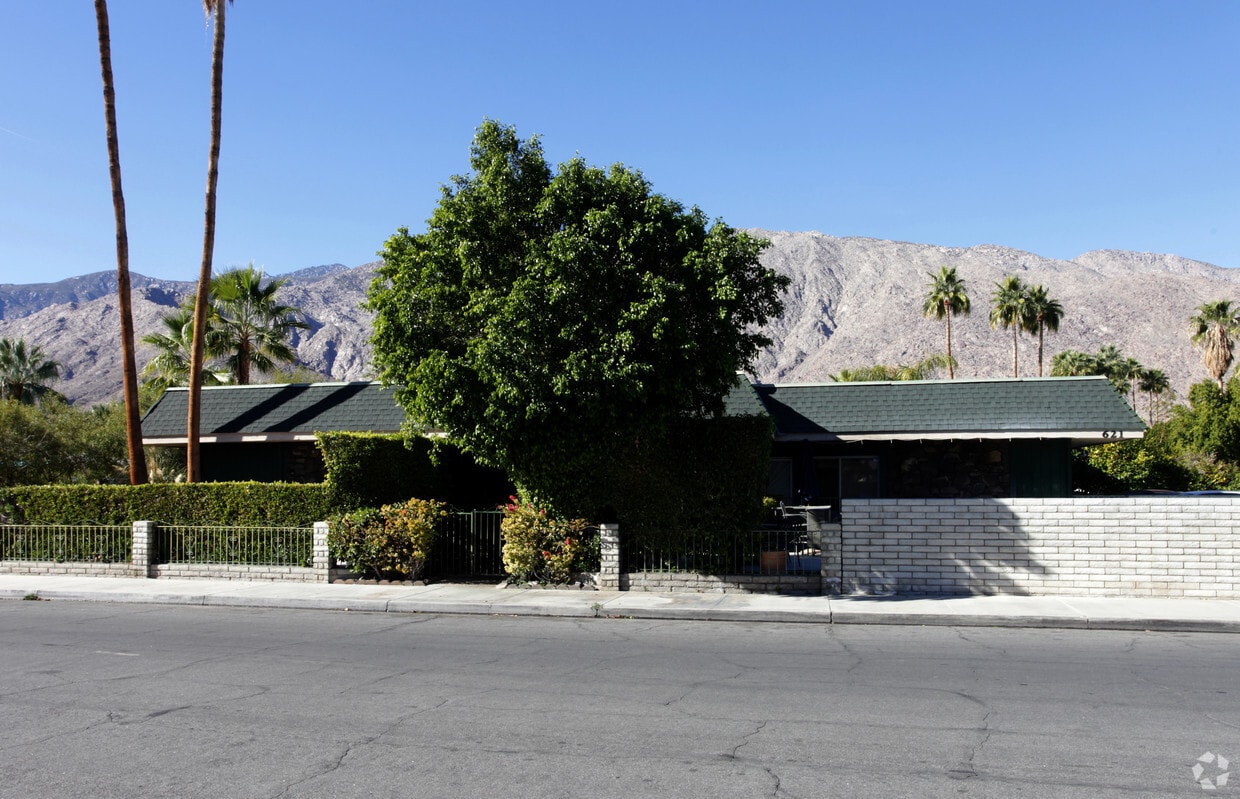 621 S Warm Sands Dr, Palm Springs, CA 92264 Apartments in Palm