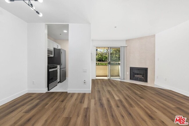 Foto del edificio - 10960 Ashton Ave