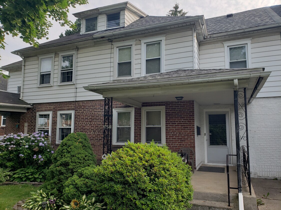 Primary Photo - 754 E Washington Ave