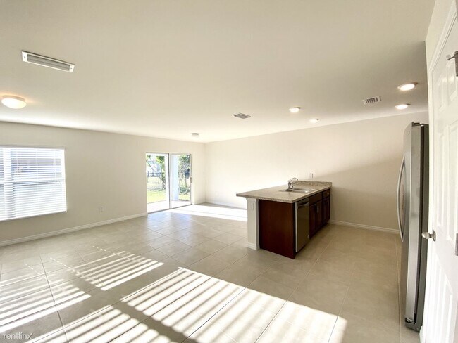 Foto del edificio - 4 br, 2 bath House - 4148 Northeast 21st A...