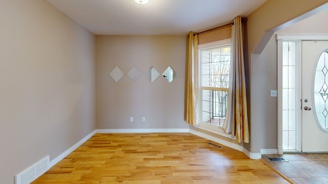 Photo du bâtiment - 9301 Lakeland Dr