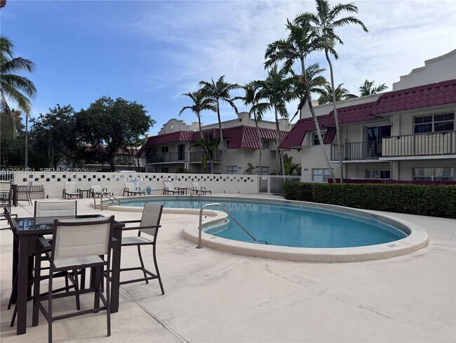Foto del edificio - 6705 N Kendall Dr