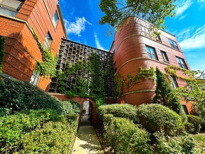 Building Photo - 7425 N Sheridan Rd