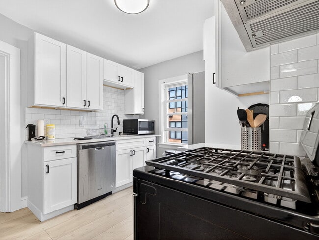 Building Photo - 256 Main St