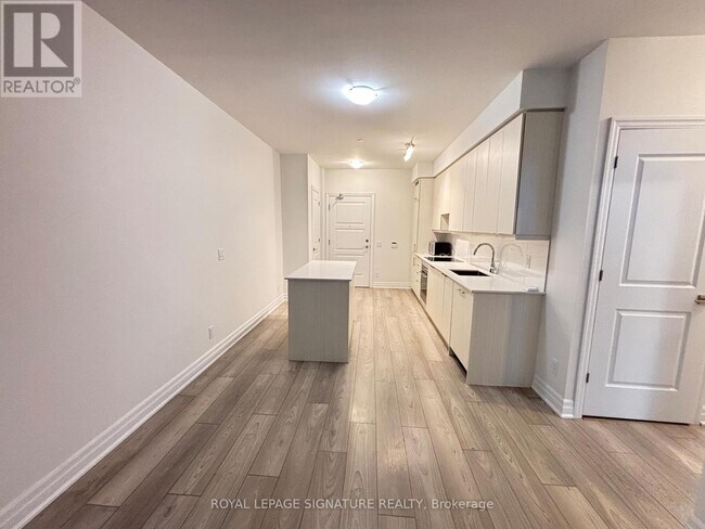 Photo du bâtiment - 36 Elm Dr W