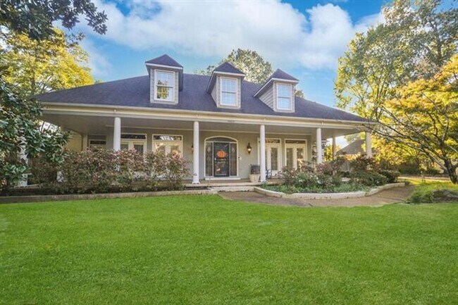 Building Photo - Stunning Germantown Home offering over 450...