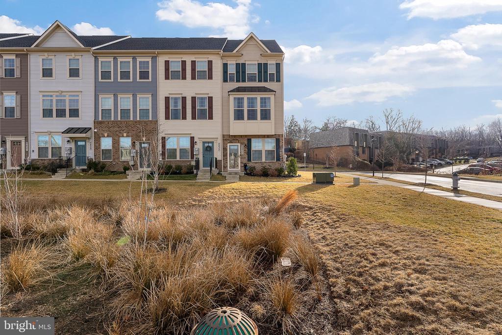 Foto principal - 9437 Oak Grv Ln