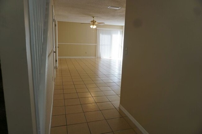 Building Photo - 3 bedroom 2.5 Bathroom townhome with fence...