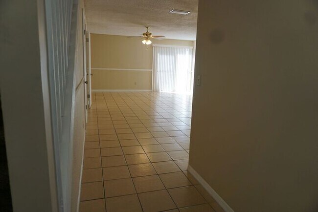 Foto del edificio - 3 bedroom 2.5 Bathroom townhome with fence...