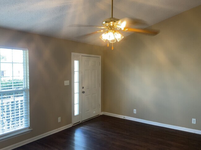 Building Photo - 4021 New Grange Cir