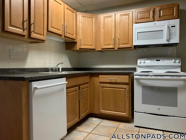 Building Photo - 437 Cambridge St