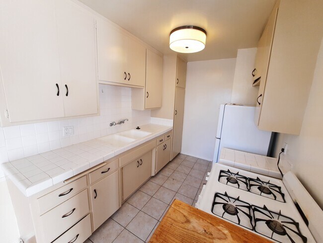 Building Photo - 915 N San Vicente Blvd
