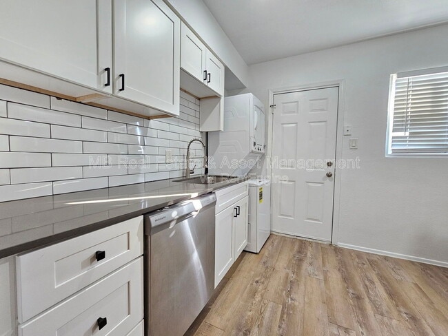 Building Photo - 1521 E Oak St