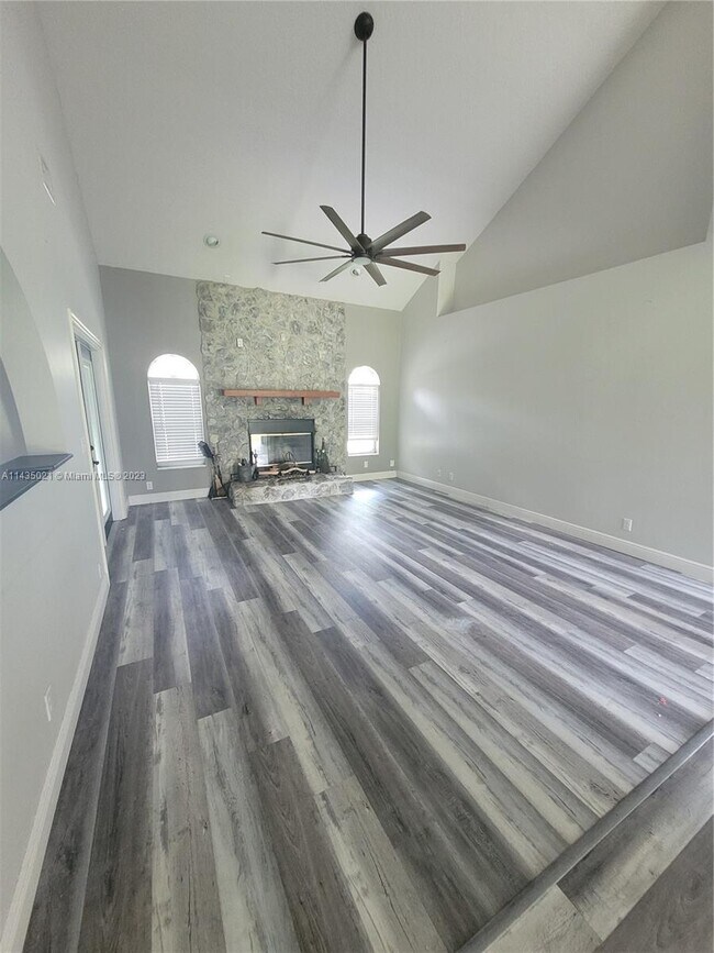 Foto del edificio - 7881 Coconut Blvd