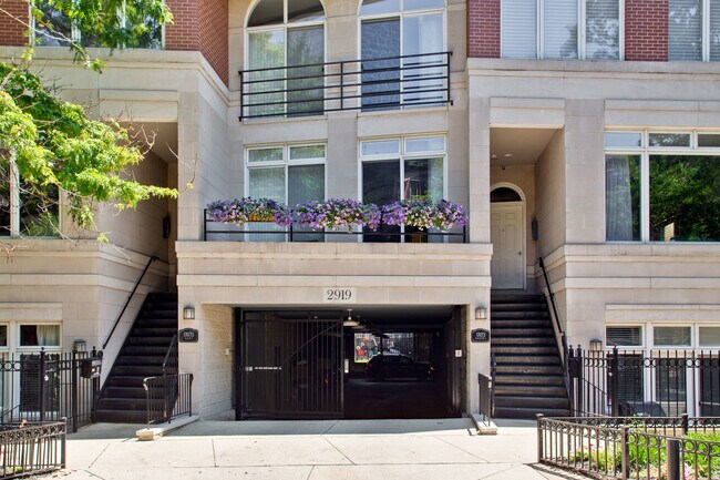 Building Photo - 2919 N Burling St
