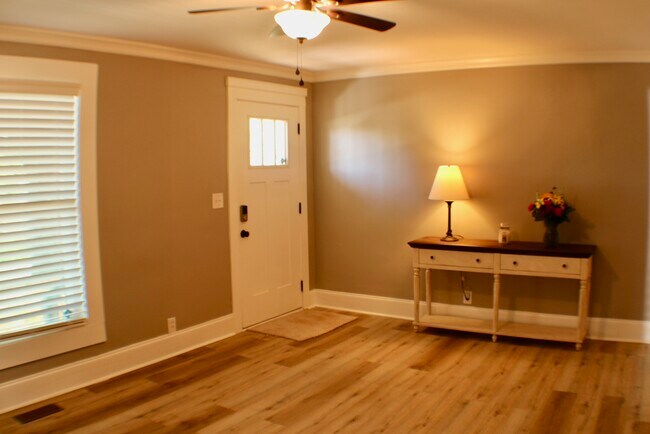 Entrada al salón/sala multiusos desde la puerta principal. - 311 Paris Mountain Ave