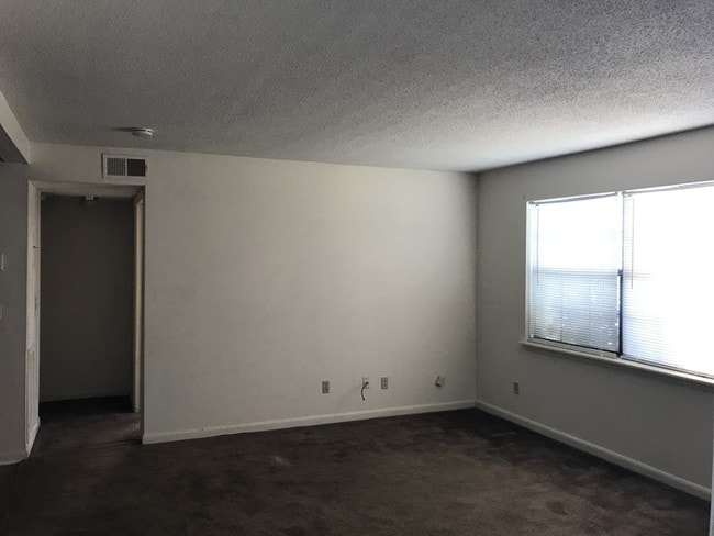 Building Photo - 204 Eveningside Dr