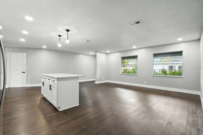 Foto del edificio - Beautiful 3 Bedroom House in Quiet Port Or...