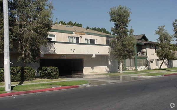 Primary Photo - 1503-1515 E Benmore Ln