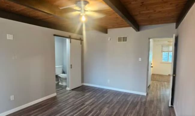 Building Photo - 3 Bed · 2 Bath · Huge Yard · Great Central Location!