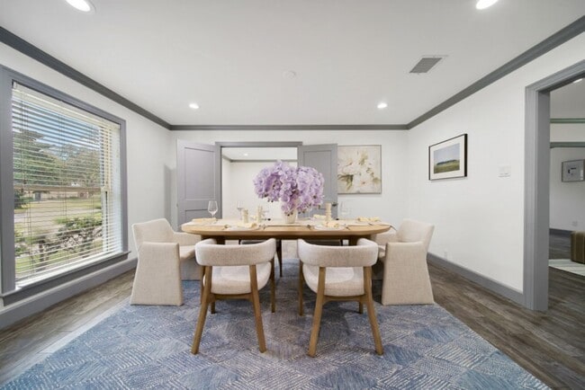 Building Photo - 10042 Briar Forest Dr