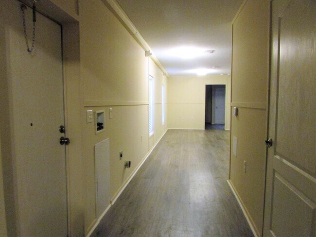 Foto del edificio - Single wide trailer on block foundation - ...
