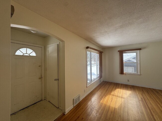 Foto del edificio - "Charming 3-Bed Haven with Hardwood Floors & Cozy Fireplace in St. Louis Park!"