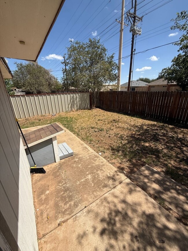 Building Photo - 3/2/2 located off University & 82nd