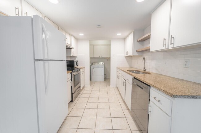 Foto del edificio - 9348 Highedge Cir