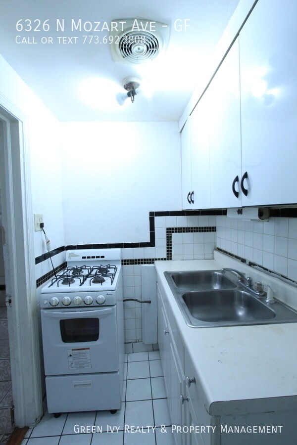 Building Photo - West Rogers Park Garden Studio with Utilit...
