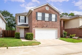 Building Photo - 8252 Golf Green Cir