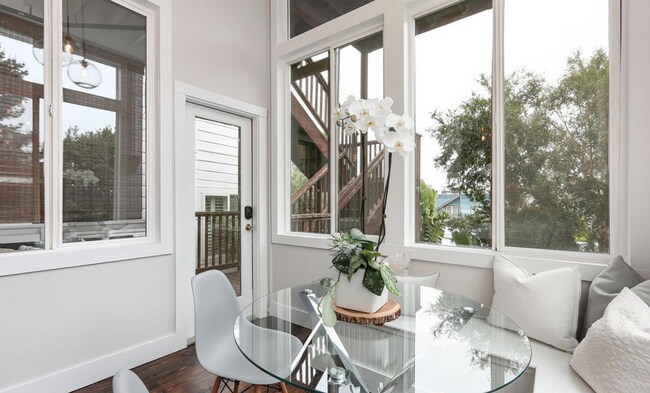 Building Photo - 3 Bed / 2 Bath, 2nd Floor Victorian Flat, ...
