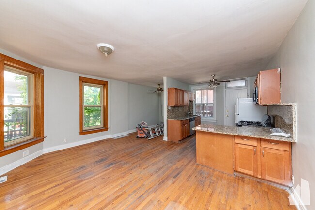 Building Photo - 1533 W Leland Ave